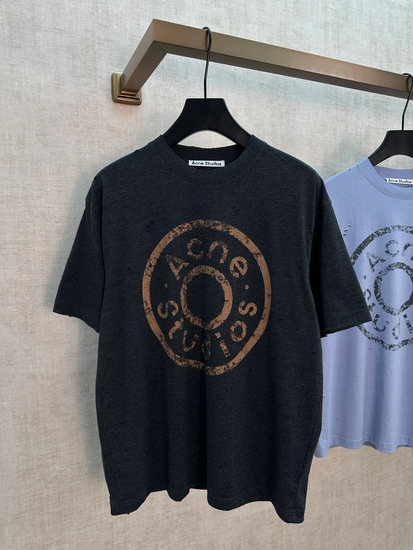 Acne Studios distressed printed short-sleeved T-shirt is like the mottled rust on ancient copperware. It is printed with glue and has a naturally worn texture with holes. It is suitable for men and women in various occasions. Same Style! Size: S M L XL